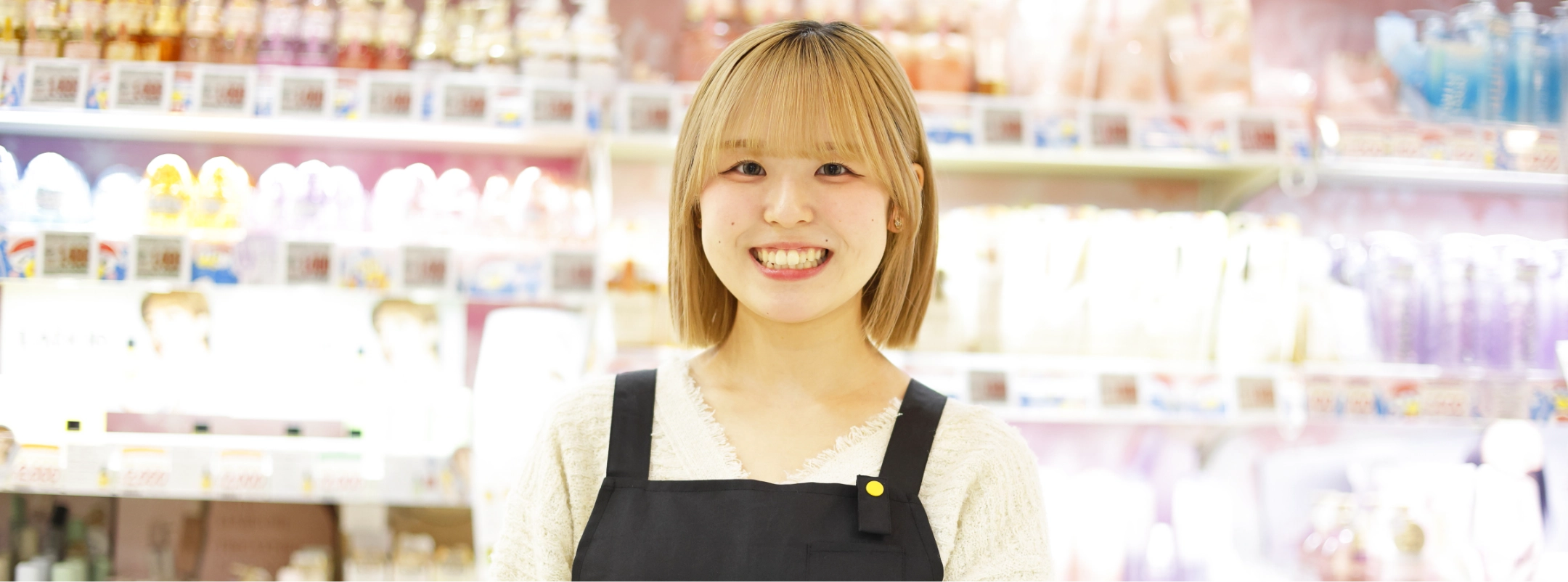 美容品コーナーの前に立っているR.T.さん