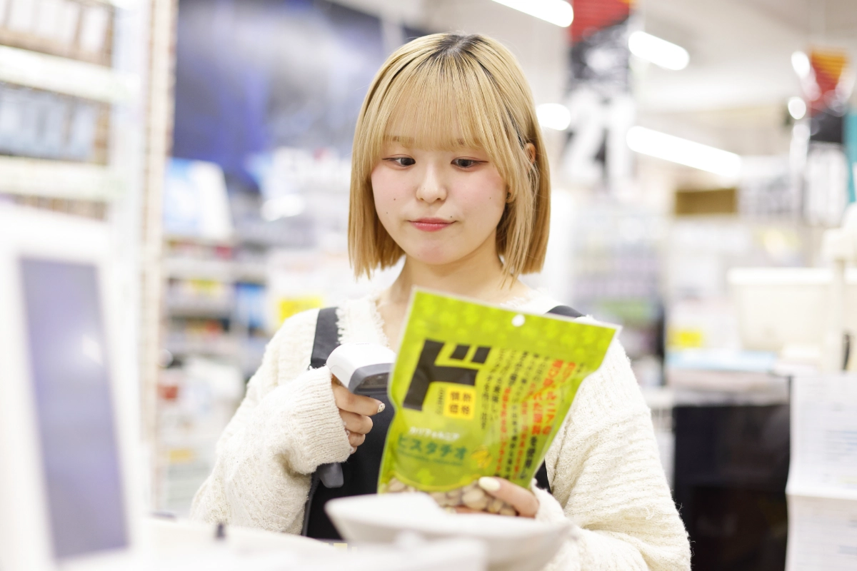 スキャナーで商品を読み取っているR.T.さん