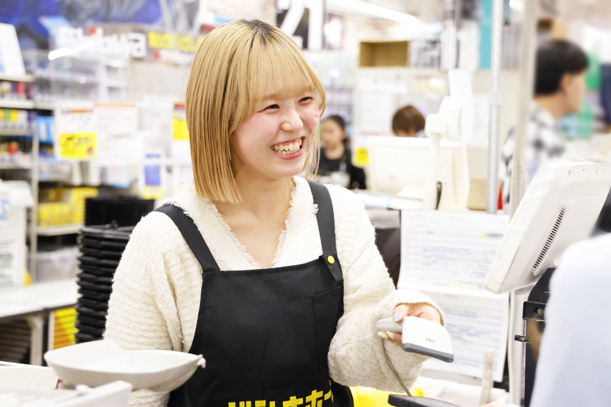 レジカウンターの中で笑顔で応対するR.T.さん