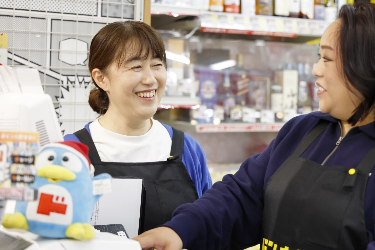 後輩スタッフの指導をしているH.T.さん