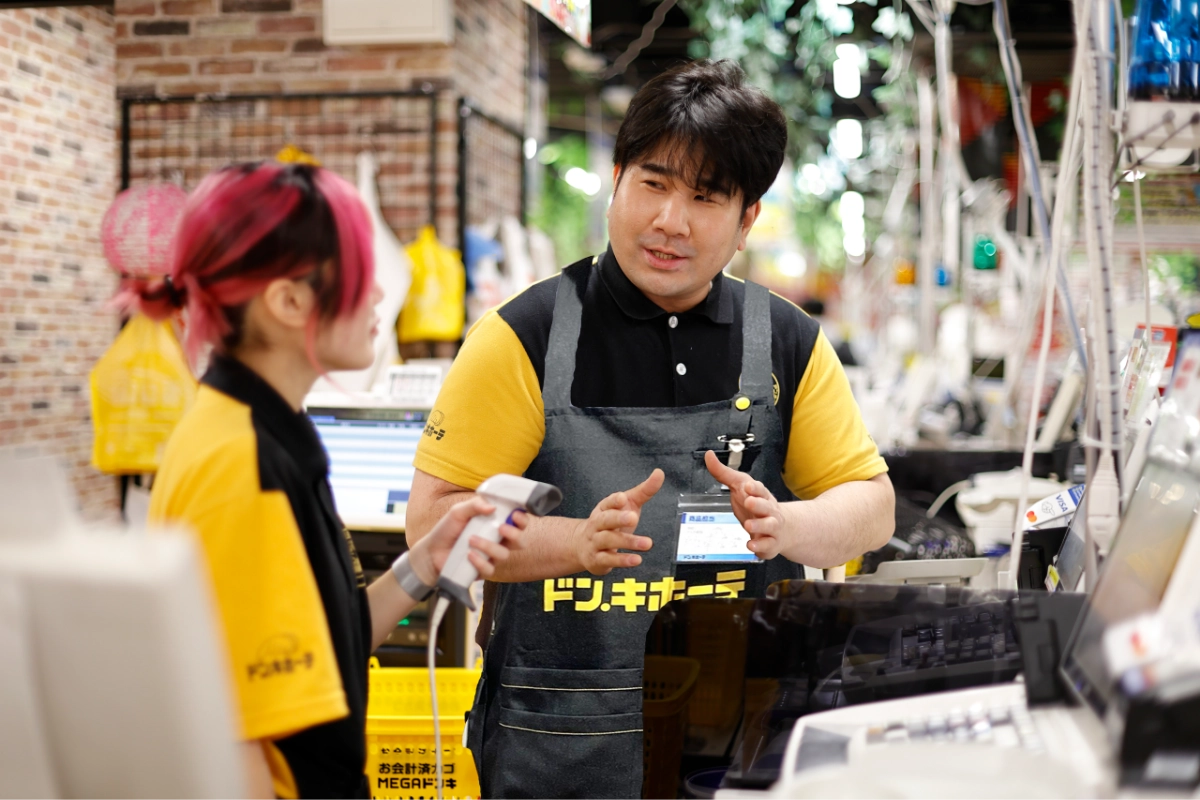 レジ内で指導をしているG.K.さん